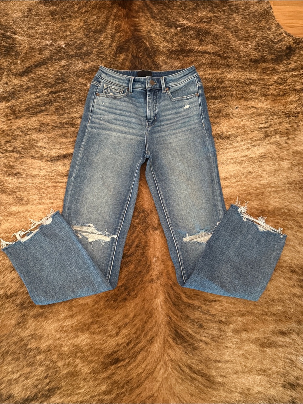 Buckle Classic Straight-Leg Jeans in Light Blue Wash with Distressed Knees - Picture 2 of 4